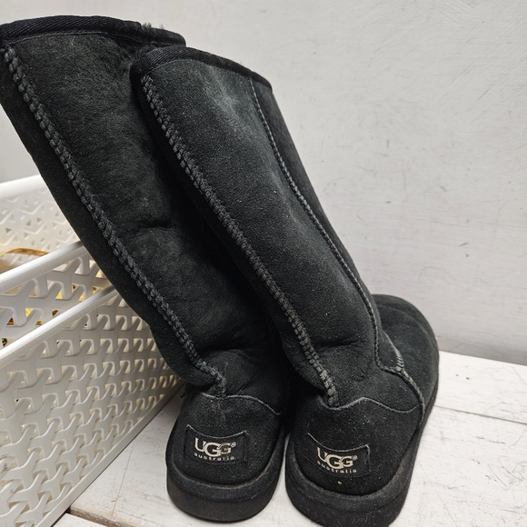 UGG Classic II Tall Boot kids (6-10yrs) size 4 black - Picture 4 of 15